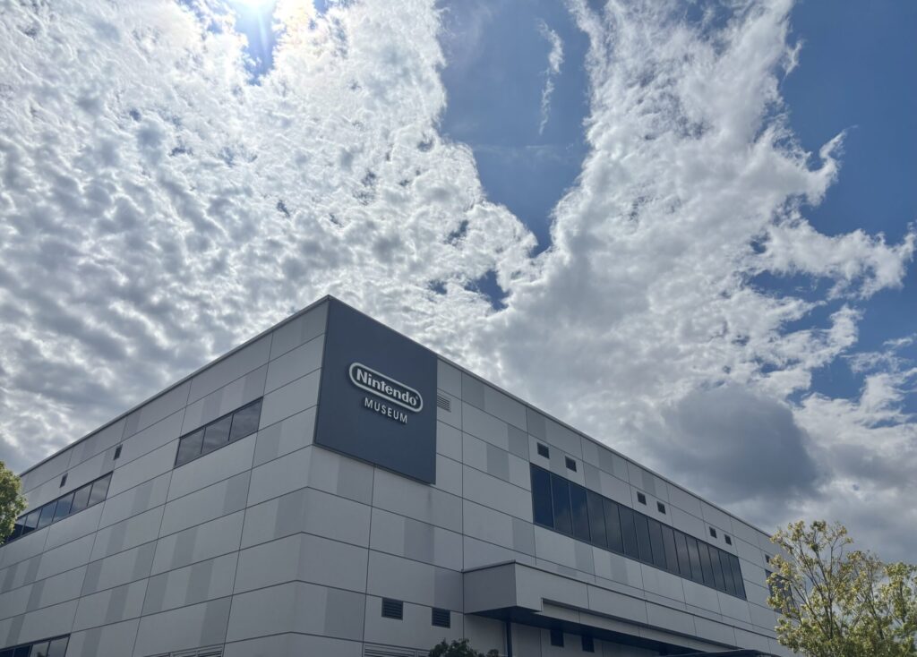 青空の下に佇むニンテンドーミュージアムの建物外観