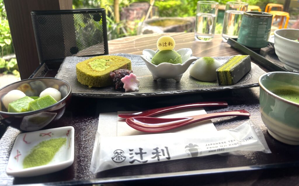 辻利の抹茶ロールケーキ、アイス、大福などが贅沢に盛り付けられた抹茶スイーツのプレート