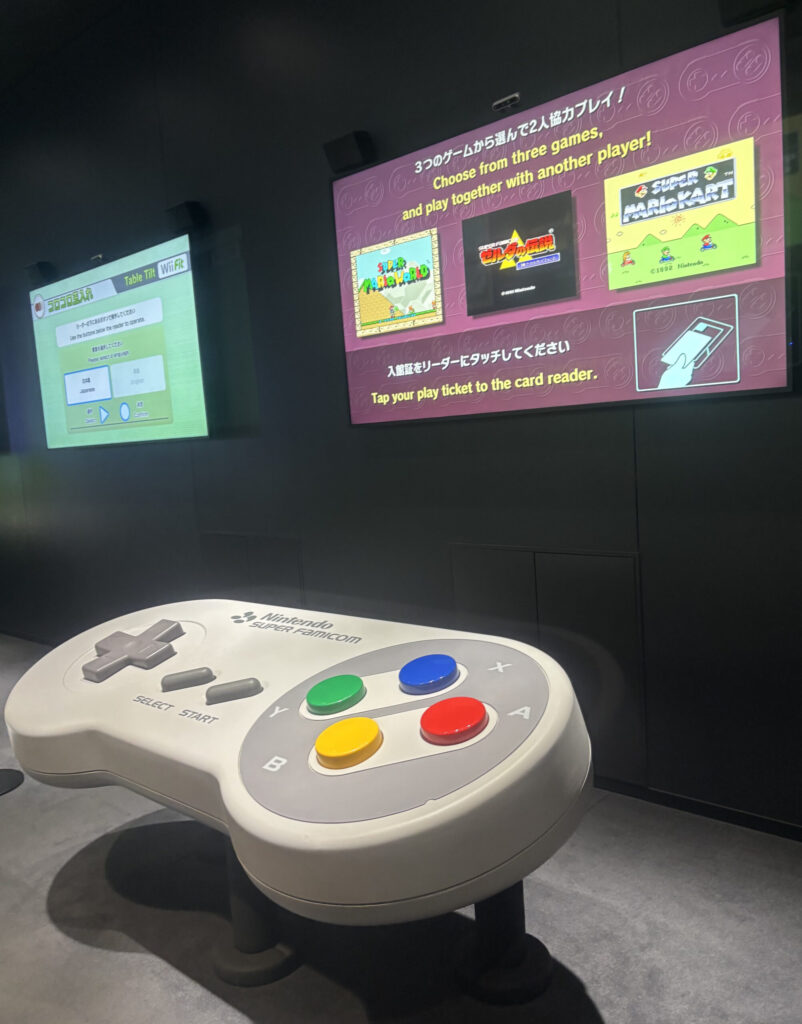 ニンテンドーミュージアムの巨大なスーパーファミコンのビッグコントローラー