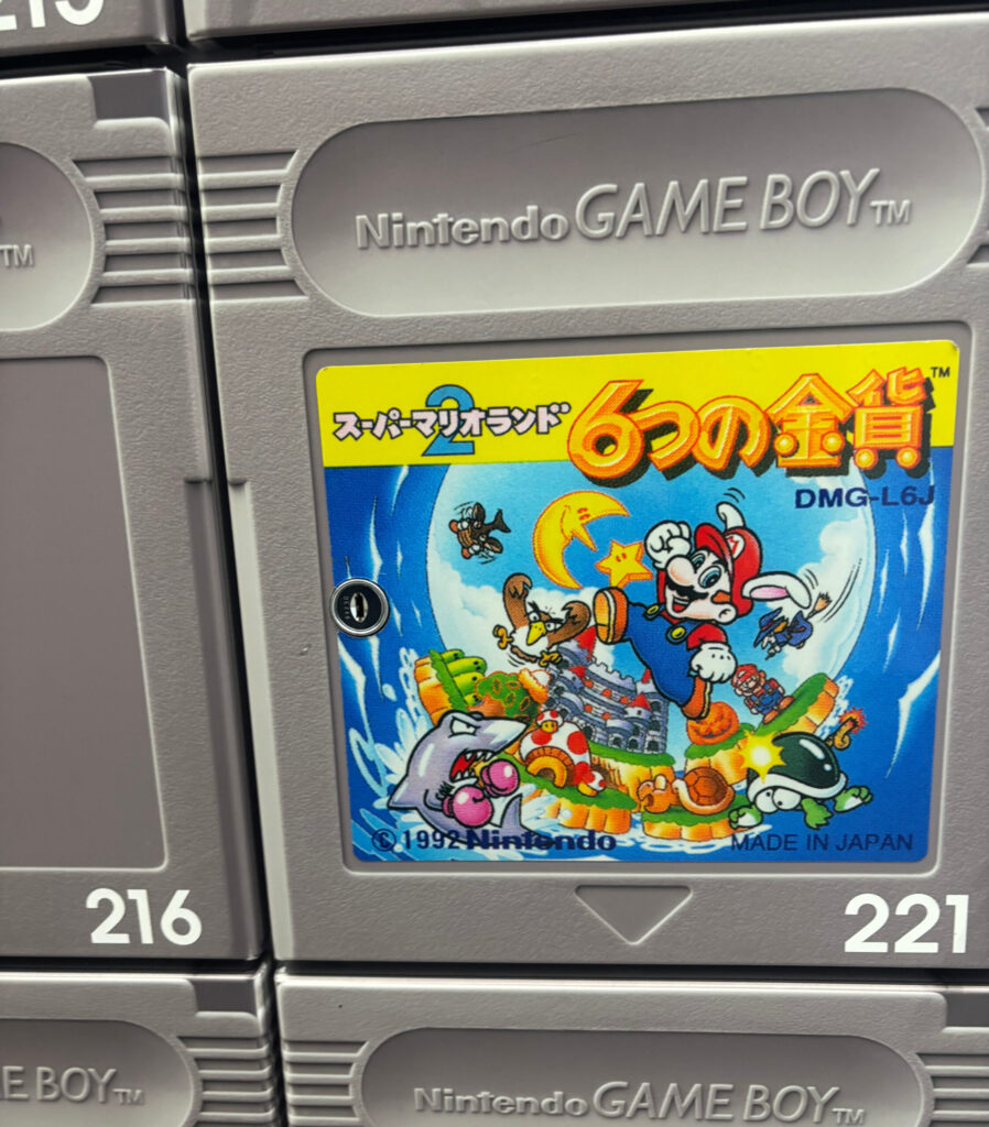 ニンテンドーミュージアムにある、スーパーマリオランド2 6つの金貨のゲームソフトパッケージがデザインされたコインロッカー