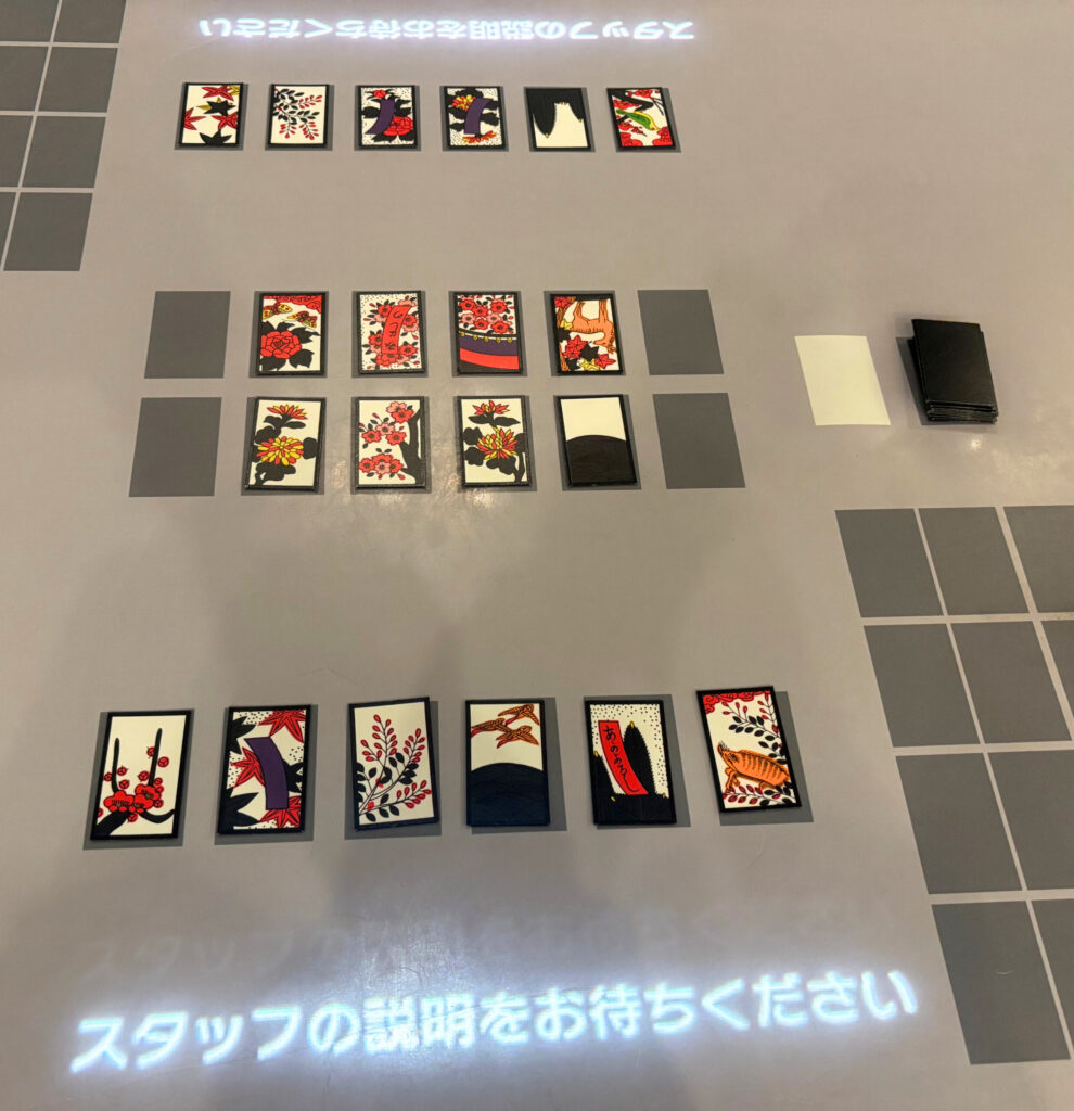 ニンテンドーミュージアム内、ちょっと、花札であそぼう体験スタート前のテーブル