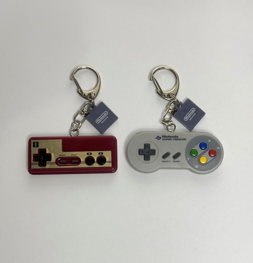 ゲームハードキーホルダー コレクションの中身。ファミコンとスーパーファミコン