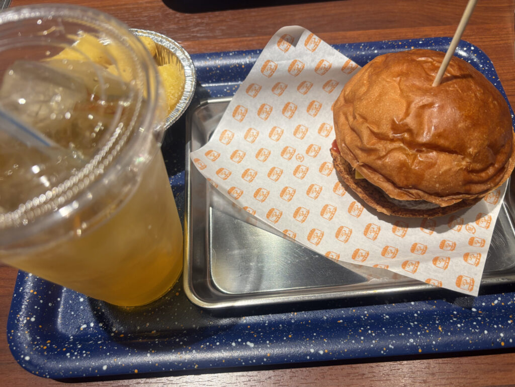 ニンテンドーミュージアムの『はてなバーガー』で注文したシンプルチーズバーガーセット