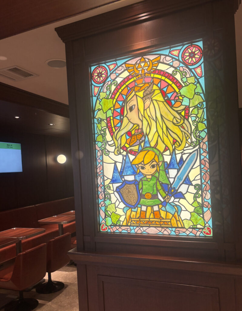 ニンテンドーミュージアムの『はてなバーガー』店内に飾られている、ゼルダの伝説のステンドグラス