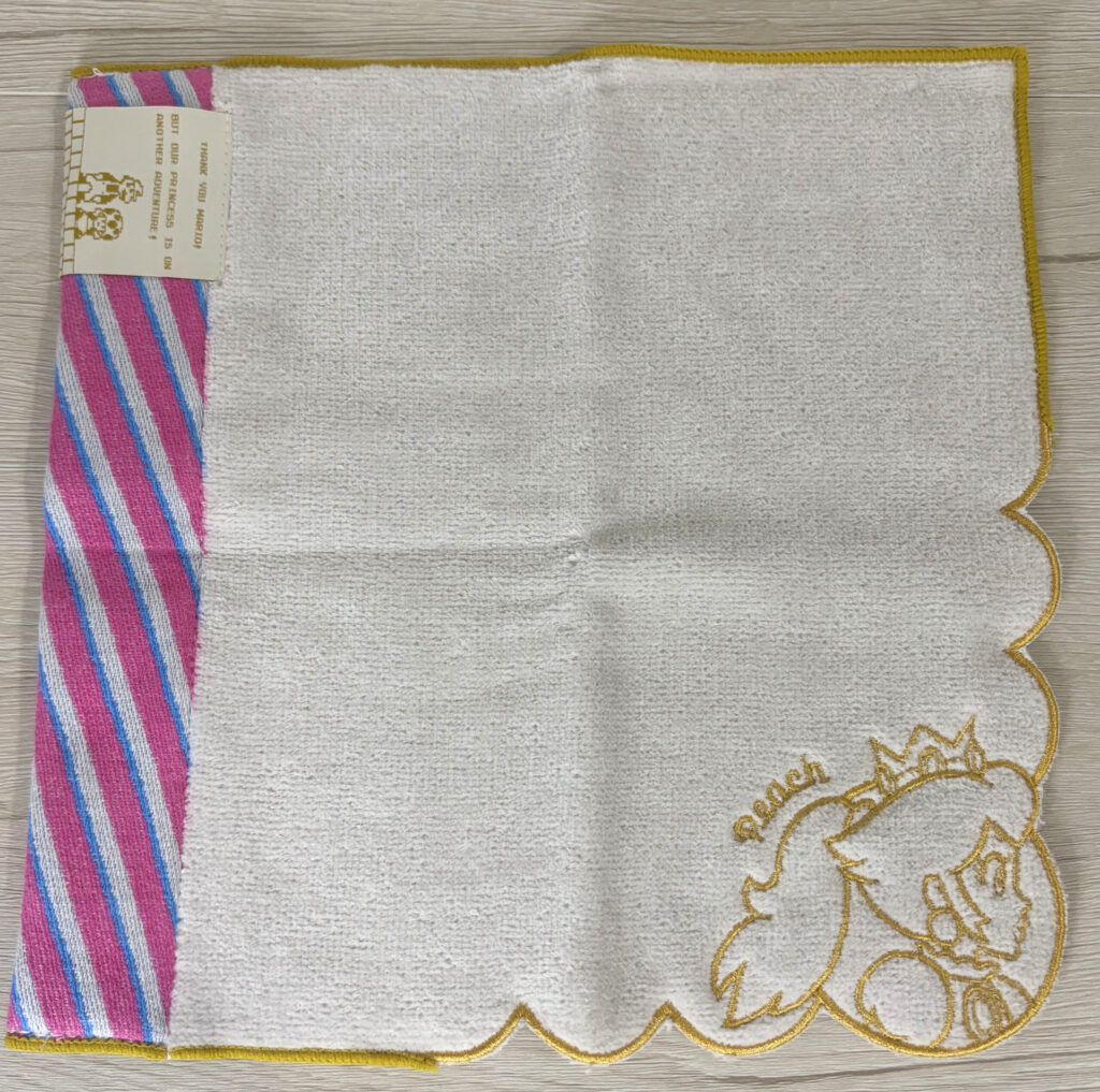ニンテンドーミュージアムで購入したピーチ姫の刺繍が入ったハンカチ