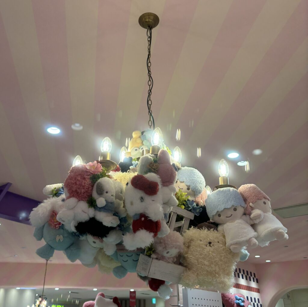 ルクア大阪のsanrio house店内に飾られた天井のぬいぐるみディスプレイ