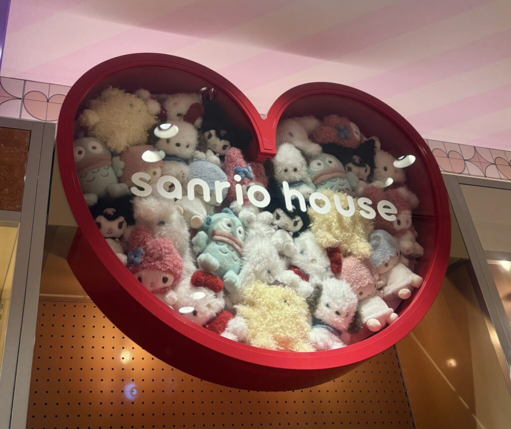 ルクア大阪のsanrio house店内にあるハート型ディスプレイ