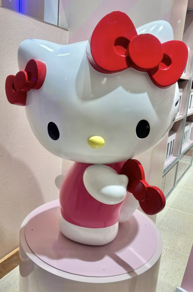 ルクア大阪のsanrio houseで来店者を迎えるハローキティの等身大フィギュア