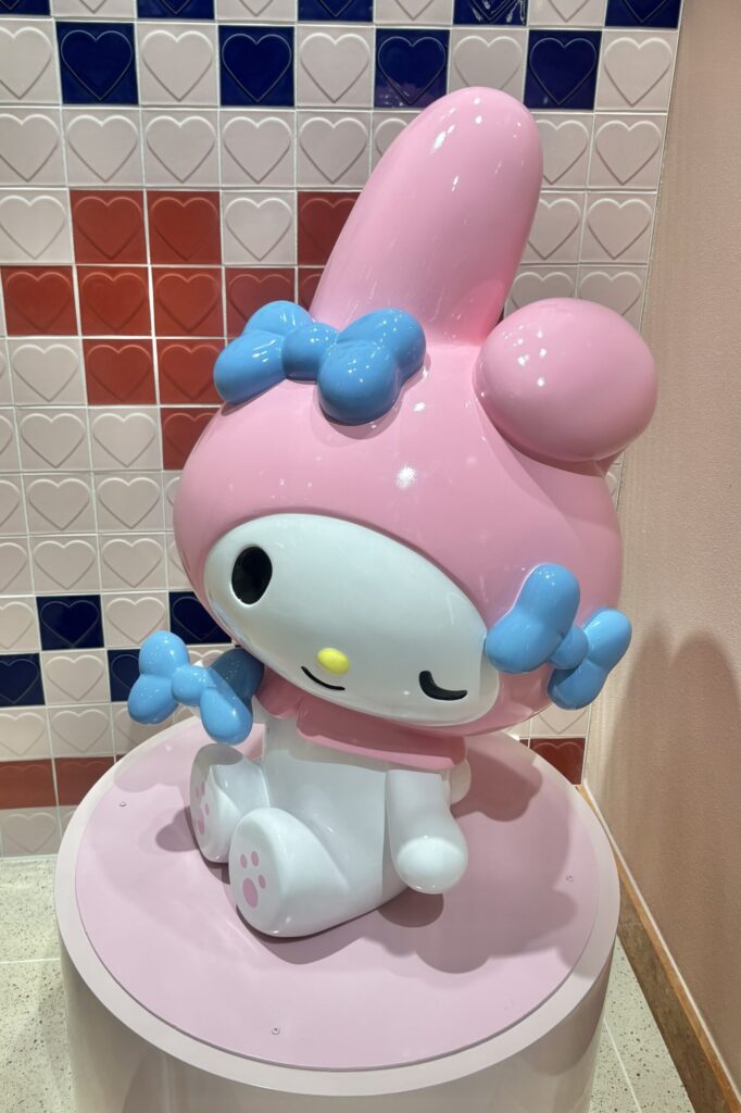 ルクア大阪のsanrio houseで来店者を迎えるマイメロディの等身大フィギュア