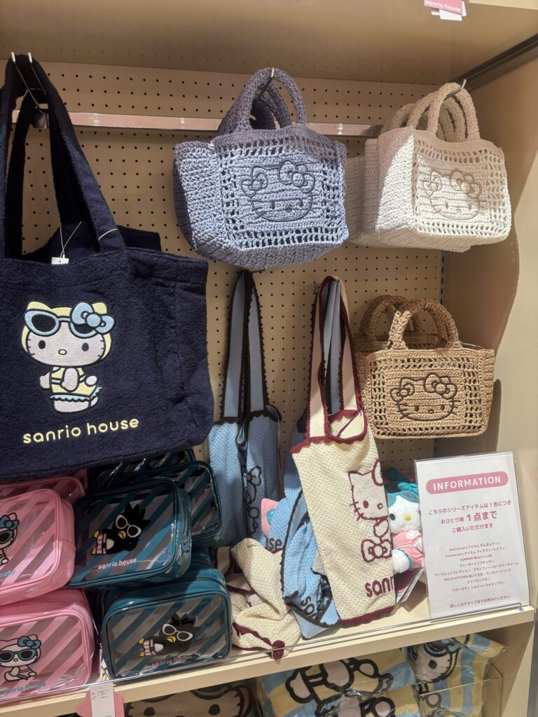 ルクア大阪のsanrio houseで販売されていた夏らしいデザインのバッグやポーチ