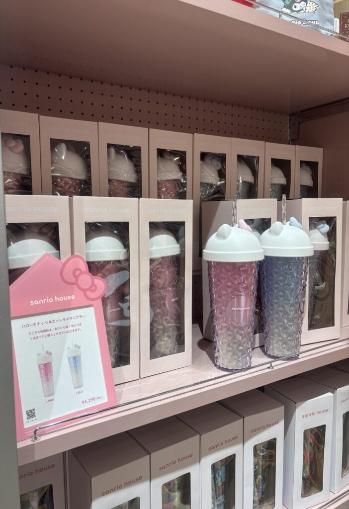 ハローキティシルエットラメタンブラーが並ぶsanrio houseの売り場