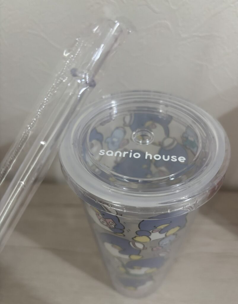ストロー付きのタキシードサムのタンブラー